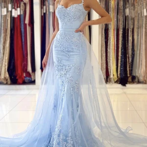 Festklänning  - Säljer min eleganta festklänning som är i storlek 38/40. Använd ett fåtal timmar inte mer än så. Köpt på Dressroom Linné för 6000. Har ett avtagbart släp. 