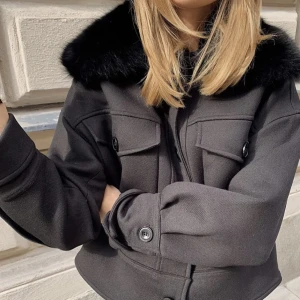 Meotine Charlie jacka - Säljer en helt ny meotine jacka i svart då den var för stor. Säljer den då jag ej hann lämna tillbaka i tid. Har aldrig använt bara testats och har frf kvar skydd på knapparna.  Skriv privat för fler bilder!! 💞💞