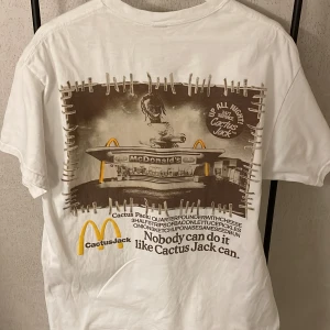 Cactus Jack x Mc t-shirt - En riktigt fet t-shirt i bra skick. Har en liten flaw men inget som märks av alls. Skick 8/10. Sitter lite oversized! Perfekt för sommaren!🏖️