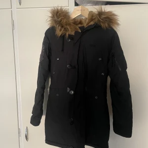 Alpha industries vinter jacka - Säljer min alpha jacka som jag använt 3 gr pga fel storlek. Stl: Xs. Är inprincip helt ny. Köpte den för 1500 kr, nypris: 700
