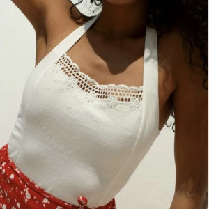 Rouje haltertopp Suzie - Rouje haltertopp Suzie i linne. Jättefint broderie på kragen. Aldrig använd, saknar dock prislapp. Kommer från kollektionen vår/sommar 2022 så går alltså inte att köpa längre.   Pris: 1065 kr Nytt pris: 800 kr  Skriv till mig innan köp🌷