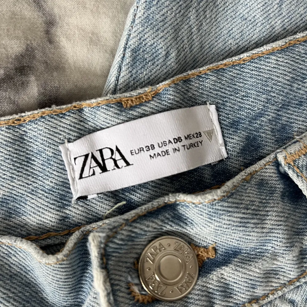 Utsvängda jeans från Zara med hål på knänä. OK skick, därav priset❤️. Jeans & Byxor.