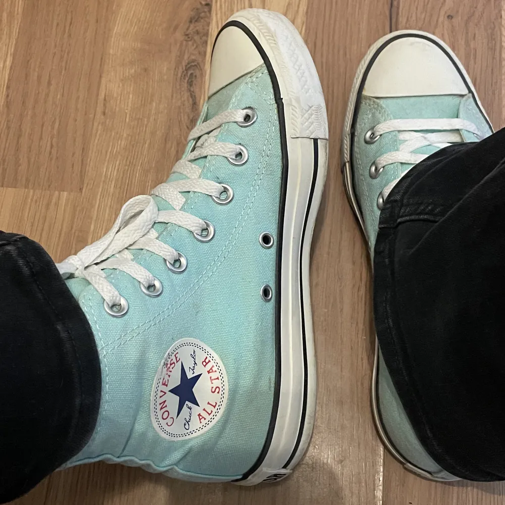 Superfina converse i ljusblå/mintgrön💘 bra skick men något smutsiga, dock inget man tänker på! Storlek 37 men passar även mig som har 38💞pris kan diskuteras . Skor.