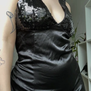 Slip klänning - jätte jätte söt slip klänning från gina tricot i storlek 40, den är helt oanvänd. Den är inte lång, lite ovanför knäna. 