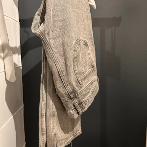 Hope rush denim - Säljer hope jeans i använt skick. Litet hål i vänster ficka och skavt lite på höger men fungerar utmärkt.   Storlek 27 men passar större   Skriv för mer info😊