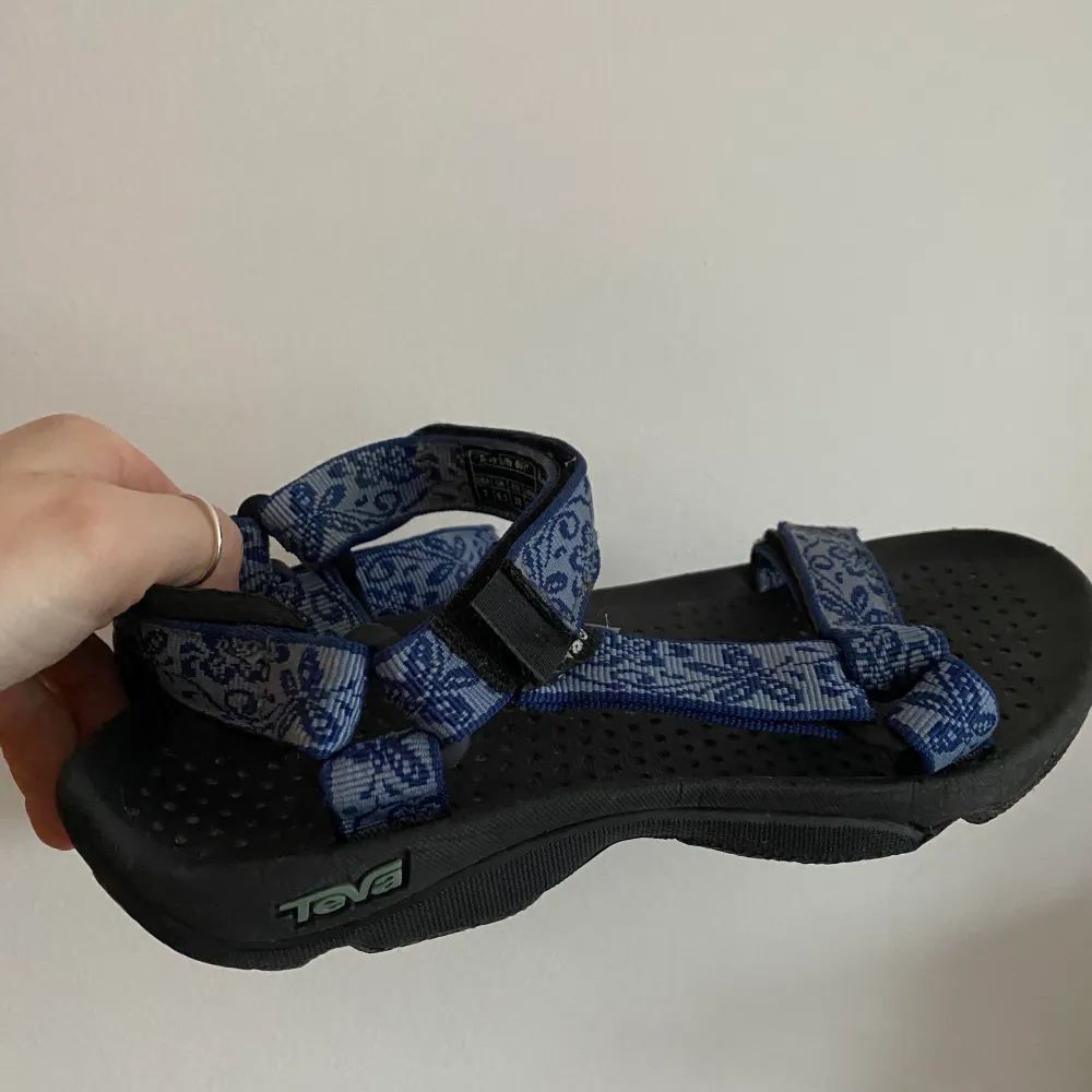 Superfina teva-sandaler  Nästan oanvända! Säljes pga lite för små för mig :((  . Skor.