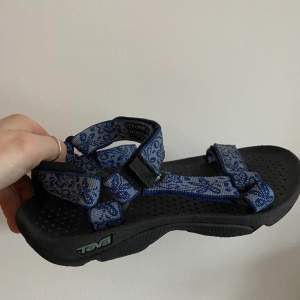 Superfina teva-sandaler  Nästan oanvända! Säljes pga lite för små för mig :((  
