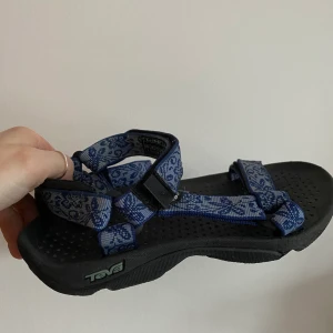 Teva sandaler 38  - Superfina teva-sandaler  Nästan oanvända! Säljes pga lite för små för mig :((  