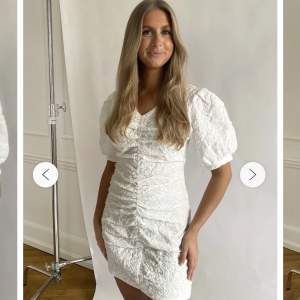 En fin vit klänning som passar till studenten men har hittat en annan så säljer helt ny med prislappen kvar💕priset går att diskutera 🥰