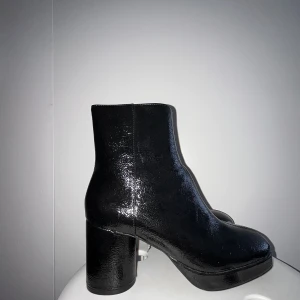 Skitsnygga svarta boots - Helt oanvända. Inköpta från H&M för något år sen. Fejkskinn.