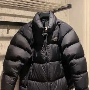 North face jacka - 10/10 skick bara använd över vintern Nypris 3,6