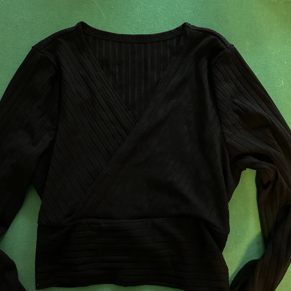 En jättefin ribbstickad svart tröja perfekt för utgångar! Endast Testad, skickas tvättad!. Toppar.