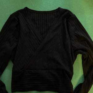 En jättefin ribbstickad svart tröja perfekt för utgångar! Endast Testad, skickas tvättad!