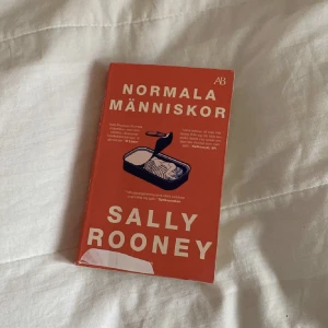 Normala människor bok - Normala människor en jättebra bok som jag säljer pga jag har läst ut den. En bit av det röda ”pappret” på framsidan av boken har skavts av men annars är den i jättebra skick. Som ny inuti. Köparen står för frakt eller mötas upp och pris kan diskuteras💞