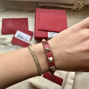 Valentino armband  - Så snyggt Valentino armband med guldiga nitar! Köpt för 2800, säljer för 1400, allt medföljer!! 