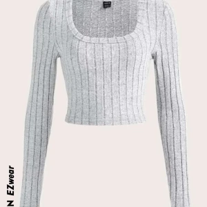 Tröja - Säljer denna tröjan från shein för att jag inte använder den och den  är förliten på mig, säljer för kostar 40kr plus frakt då den aldrig är använd. Skriv vid frågor