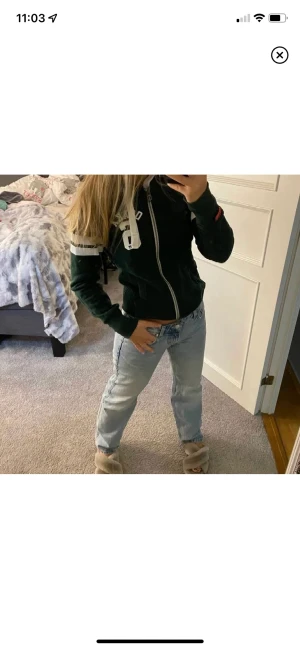 Grön hoodie  - En grön hoodie med tryck och dragkedja. från superdry endast använd ett fåtal gånger! 