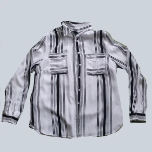 Randig skjorta/flanell - En svartvitrandig skjorta/flanell från lindex som knappt har blivit använd.