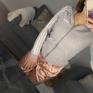 adidas kofta  - en grå adidas kofta i storlek 11-12 år men passar folk som är 13 också. 