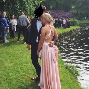 Balklänning  - Balklänning använd 1 gång. Lite fläckar nere på klänningen pga nuddat marken. 