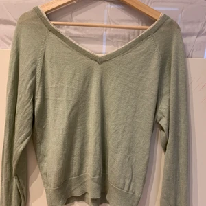 Zara v-ringad stickad tröja - Asfin v-ringad grön stickad tröja med en liten vit kant från zara köpt i somras, säljs eftersom den inte kommit till användning så mkt! Passar s- liten m💕💕 