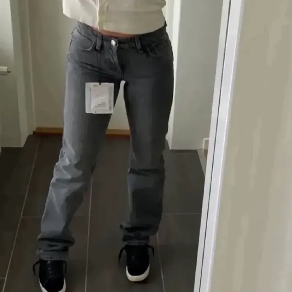 Säljer dessa superfina zara jeansen som är väldigt eftertraktade!💕🙌🏼Älskar de men måste tyvärr sälja då de har blivit för små, storlek 34💕sista bilden är min egna . Jeans & Byxor.