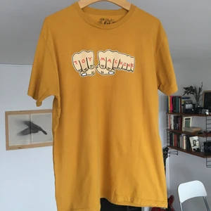Toy Machine, knuckle logo, L - Toy Machines klassiska logga på en varmt gul t-shirt. Sjukt bekväm men fel storlek för mig. Large.