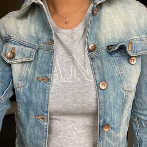 Jeansjacka - Blå välomhändertagen Jeans jacka, strl S men passar även XS