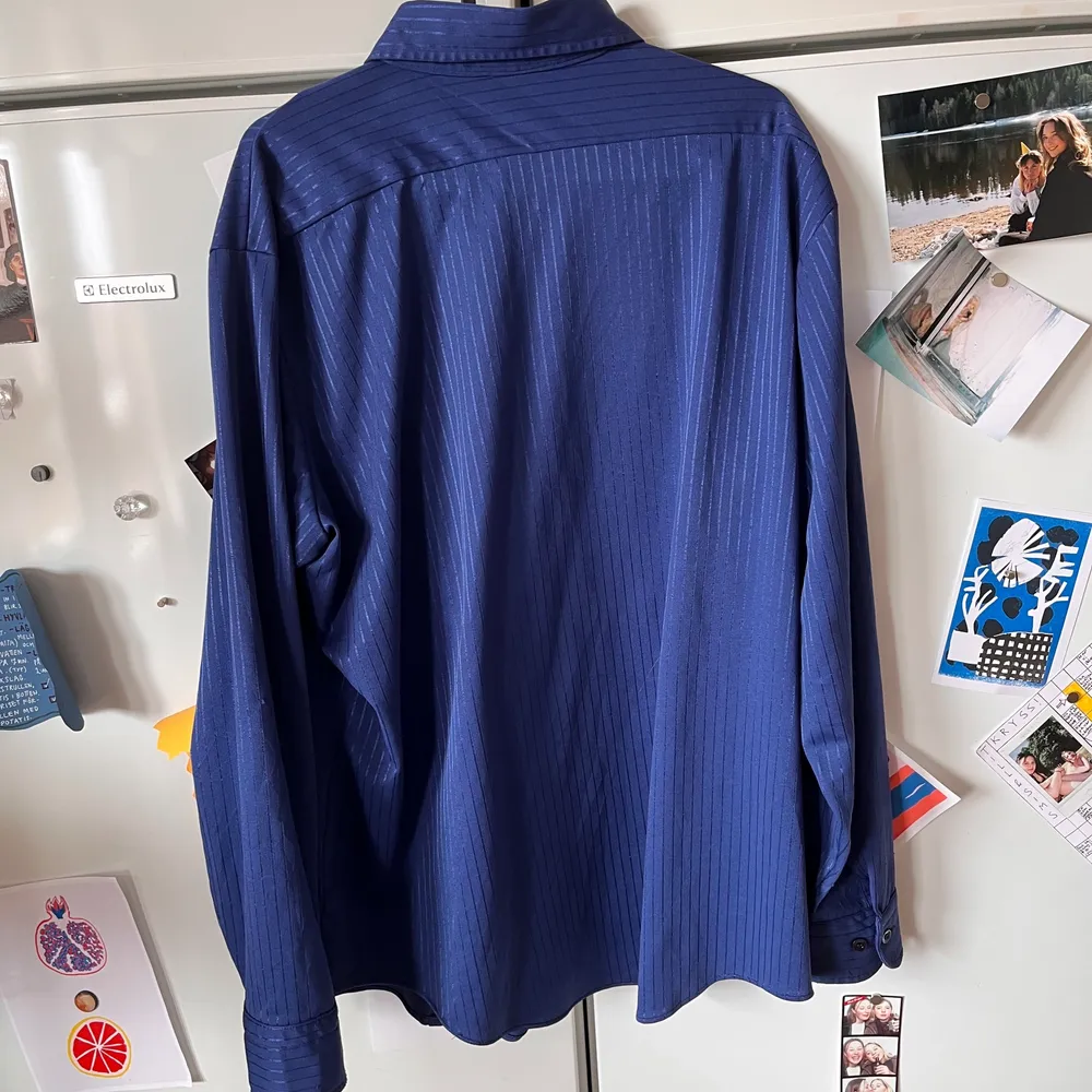 Mörkblå kritstrecksrandig skjorta strlk M/L. . Skjortor.