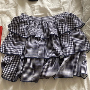 Rutig kjol  - Väldigt fin kjol💕säljer för att den inte kommit så mycket  till användning buda gärna