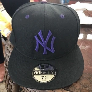 New era, fitted cap - Säljer min svart lila New era fitted cap. Säljer pga den är för liten för mig. Den ser lite skum ut innuti då jag försökt göra den större men det känns och ser likadant ut om du har på dig den. Köpt för 450kr, pris kan diskuteras.