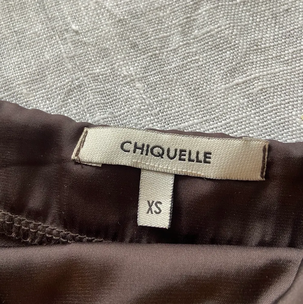 Garderobsrensning, brun kort kjol från chiquelle (ALDRIG ANVÄND) nypris: 399. Kjolar.