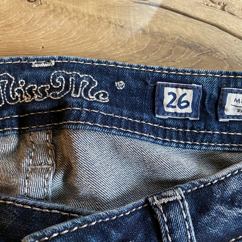 Snygga miss me jeans med strass och coola detaljer. Storlek 26/32. Jeans & Byxor.
