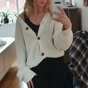 Gina Tricot Kofta  - Stor gosig vit Gina Tricot Kofta som e super mysig att ha över toppar eller vad som, vinter eller sommar. Den är i mycket bra skick. Den är XXL men tycker det va extra mysigt. Som en oversize kofta 