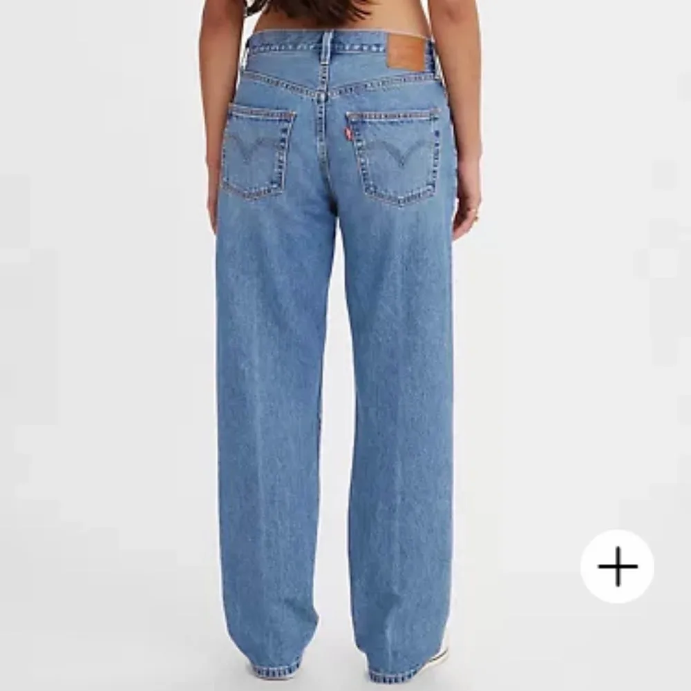 Säljer dessa jeans från Levis i modellen 501 90s. Som är väldigt populära. Säljer då jag ska köpa en annan storlek. Säljer dom även i den gråa färgen. Kom privat för fler bilder på dessa o dom gråa. Ny pris är 1200kr. Dom är relativt nya inget täcken på att dom är använda.. Jeans & Byxor.