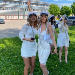 Studentklänning  - Kollar intresset för min studentklänning jag hade förra året, endast använd 1 gång och det var då. Super fin med spaghetti band, tajt vit klänning med spets. Gillar den super mycket och framhäver kroppen på ett super fint sätt!