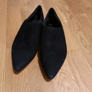 Vagabond svarta mockaskor,  stl 38 - Låga svarta mockaskor, ok skick.  Färg: svart Stl: 38 Inköpspris: ca SEK 500