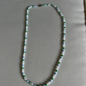 Pärlat halsband - Handgjorda halsband. Längd och färg kan lankas så fixar vi det ☺️ kostar 40kr styck 🌷