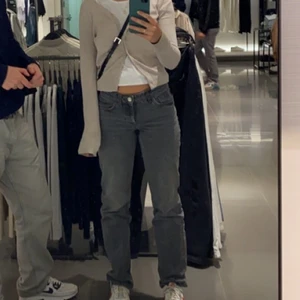 Lågmidjade jeans Zara - Intressekoll på mina favoritjeans från Zara som blivit försmå.🥲 Buda i kommentarerna eller köp direkt för 420kr + frakt💕
