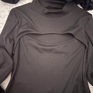 S - Säljer denna toppen från Gina tricot köptes för 2 årsen använt några få gånger , köpt för 350kr säljer för 200