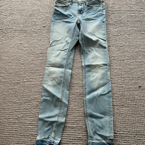 Jeans Zara - Light blue denim från Zara med detalj vid ankeln