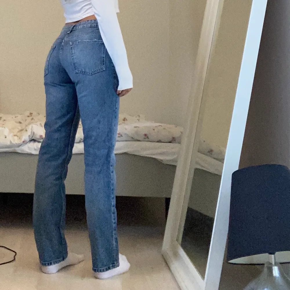 ‼️ SÅLDA‼️Säljer dessa super-trendiga Zara jeansen💕 Använt några gånger, men INGA tecken på användning🤩🤩 Jag är 170cm och bär alltid S, skriv PM för mått💕💕 . Jeans & Byxor.