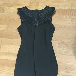 Svart sommar klänning, Size S - Svart klänning i mjuk och skönt material och zipper på backsidan. Nyskick, i storlek S men kan passa XS! Frakt ej inkluderat men priser går att diskutera 🤗(skriv till mig kring fler frågor o bilder)