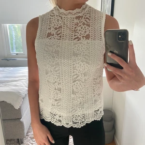 Vit blus - Supersöt vit blus från Vintage Stories. Använd fåtal gånger. Köparen står för frakten.