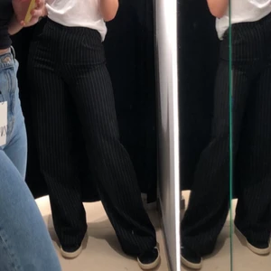 Slutsålda kostymbyxor - Säljer mina kostymbyxor ifrån Bershka med vita ränder på i storlek 36! Super fina och i wide leg modell 💗 Knappt använda så inprincip i nyskick!