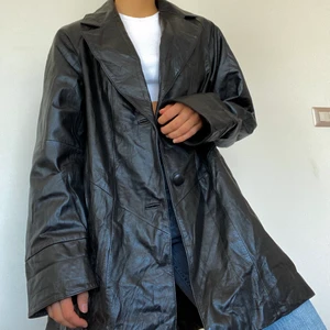 Skinnjacka! - Säljer en så cool skinnjacka!! Retro stil med perfekt oversize fit! Bud i kommentarerna om fler vill ha