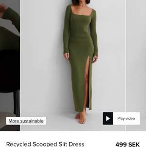 Klänning från NA-KD, storlek XS. Fler bilder finns här: https://www.na-kd.com/en/products/scooped-slit-dress-green