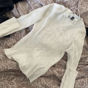 Tröja  - Vit tröja aldrig använd storlek m men är som en s.