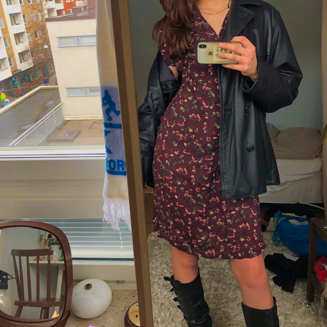 Vinröd blommig klänning 