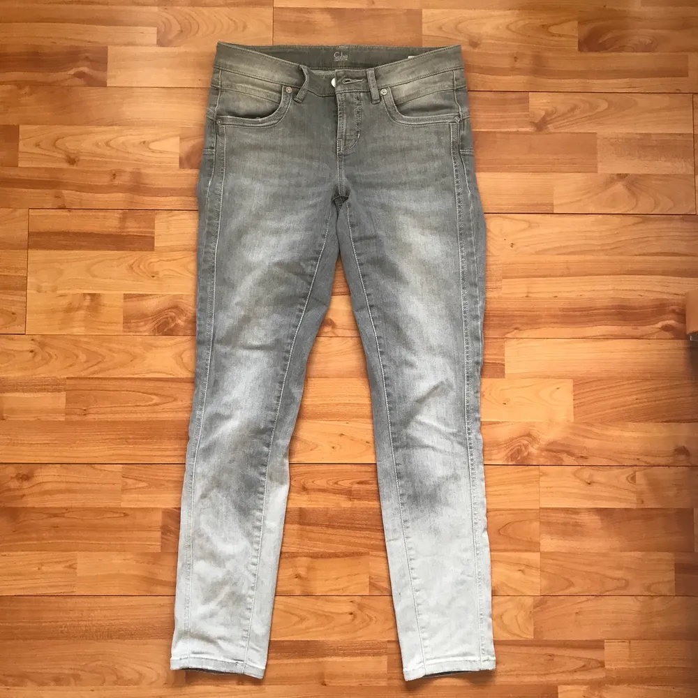 Slightly Low waisted grey ombré jeans. Jeans & Byxor.